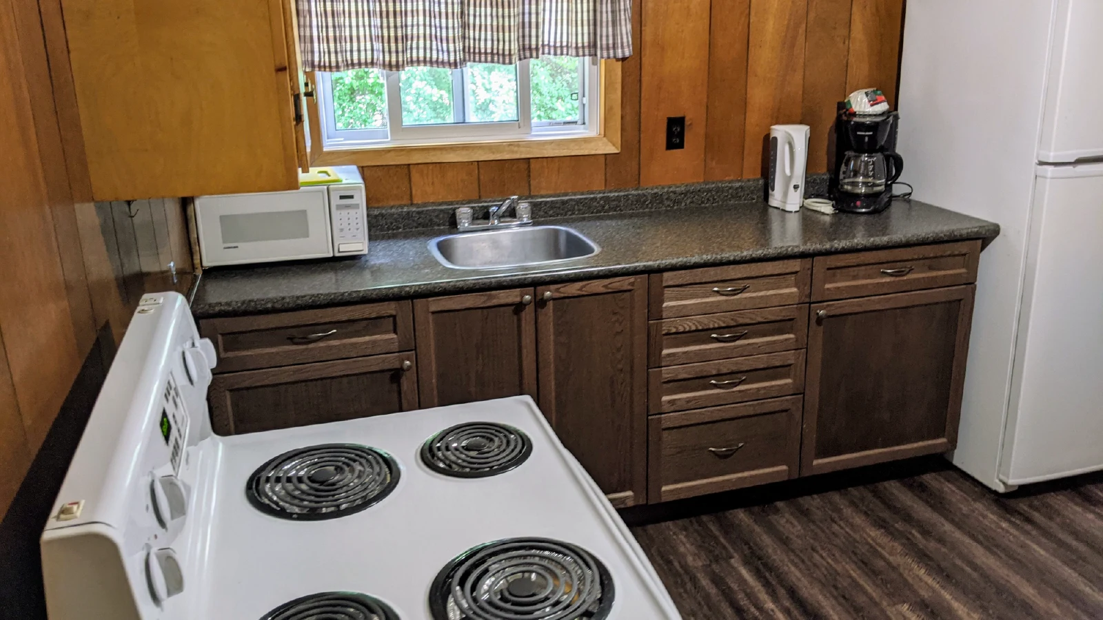 Pigeon-Lake-Resort-Cottage-seventeen-kitchen